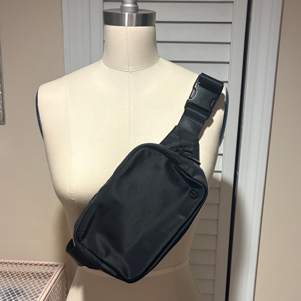 Lululemon Athletica Black Sling Fanny Pack